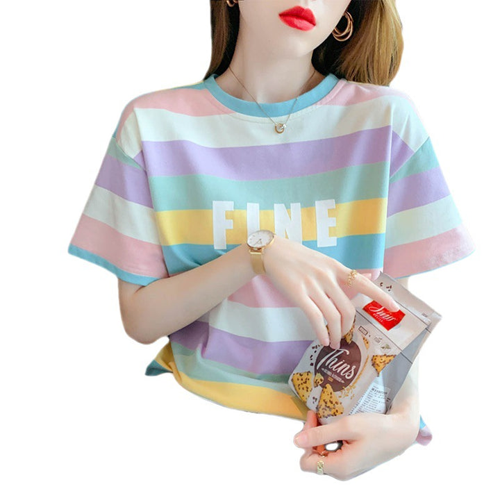Damen T-Shirt mit buntem Streifenmuster und kreativem Schriftzug Drune