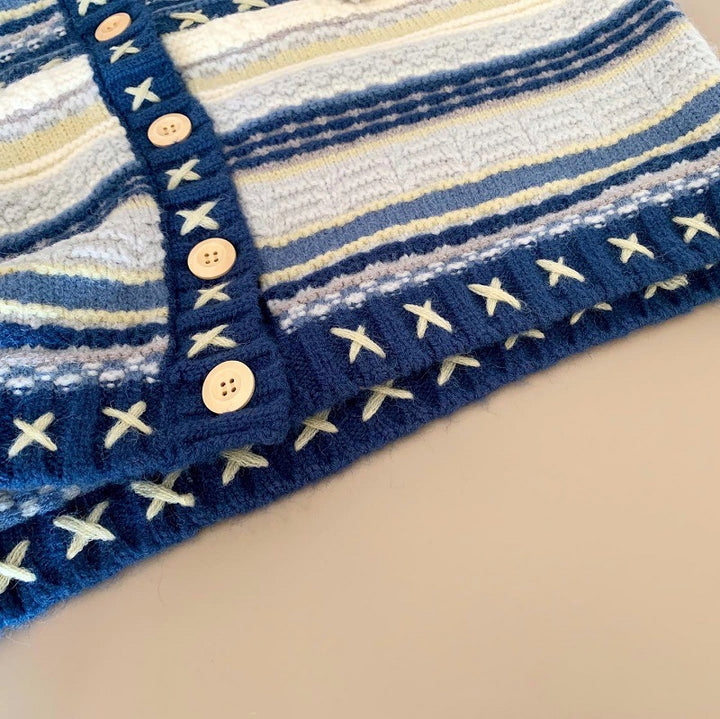 Damen Strickjacke mit buntem Streifenmuster und dekorativen Knöpfen Drune