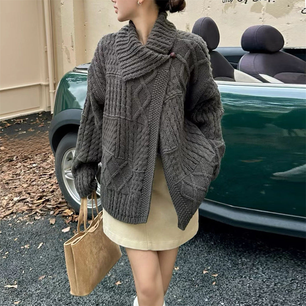 Damen Grobstrickjacke mit hochstehendem Kragen und einzigartigen Zopfmustern Drune