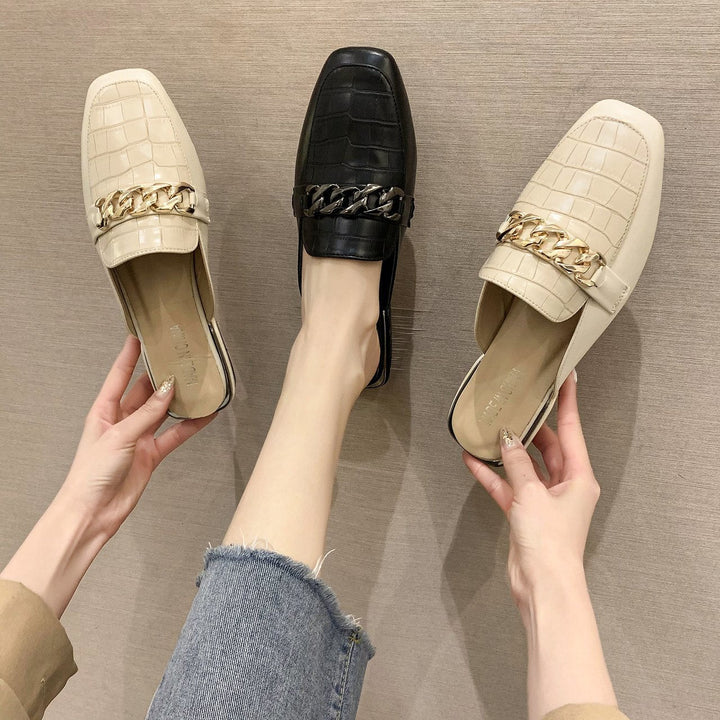 Damen Mules mit hochwertiger Kroko-Prägung und modischer Kettenapplikation Drune