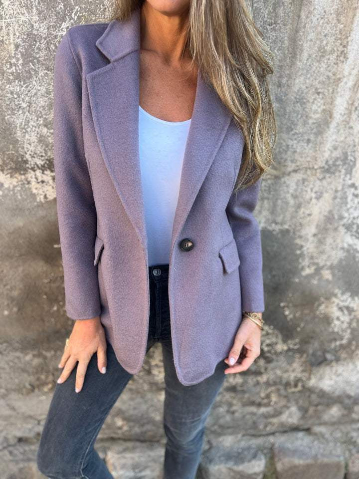 Drune | Wildleder Blazer für Damen - taillierte camel-farbene Jacke mit Knöpfen und Taschen