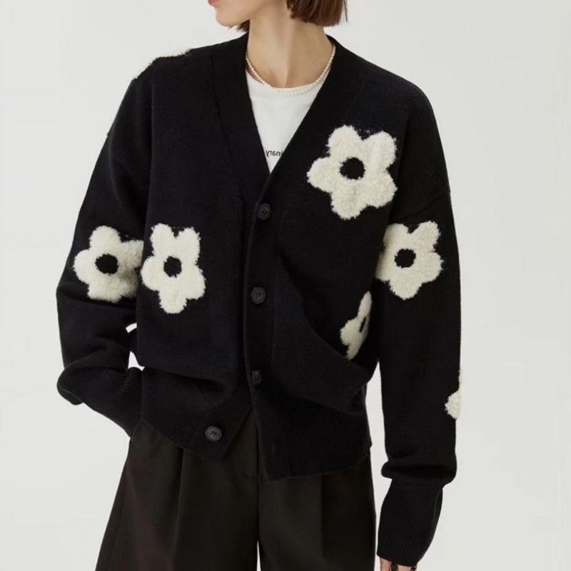 Damen Strickjacke mit Blumenapplikationen und dezentem V-Ausschnitt Drune