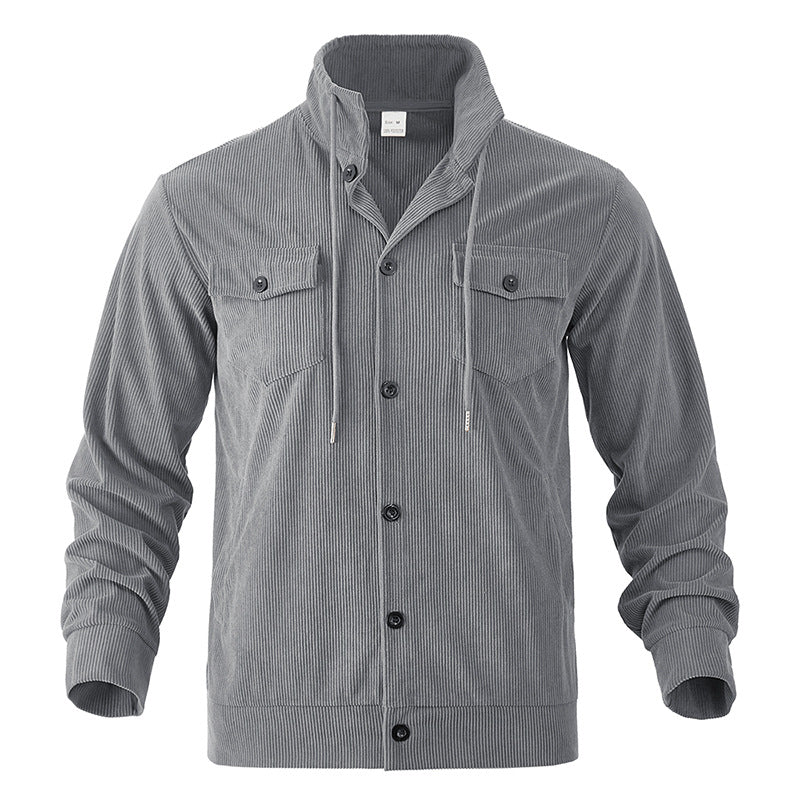 Herren nan Cordjacke mit Stehkragen, Kordelzug, durchgehender Knopfleiste und aufgesetzten Brustklappen Drune