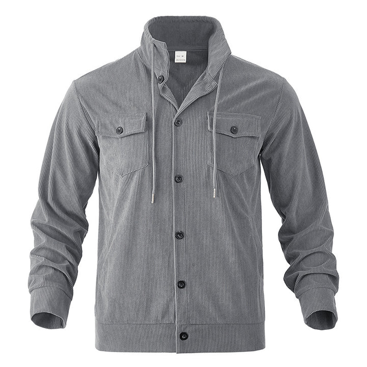 Herren nan Cordjacke mit Stehkragen, Kordelzug, durchgehender Knopfleiste und aufgesetzten Brustklappen Drune