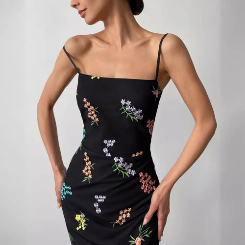 Damen Maxikleid mit floraler Handstickerei und zartem Trägerdesign Drune