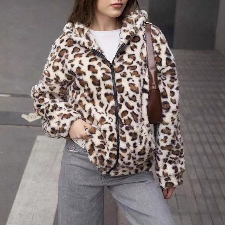 Damen Plüschjacke im modernen Leo-Style mit Kapuze und praktischen Taschen Drune