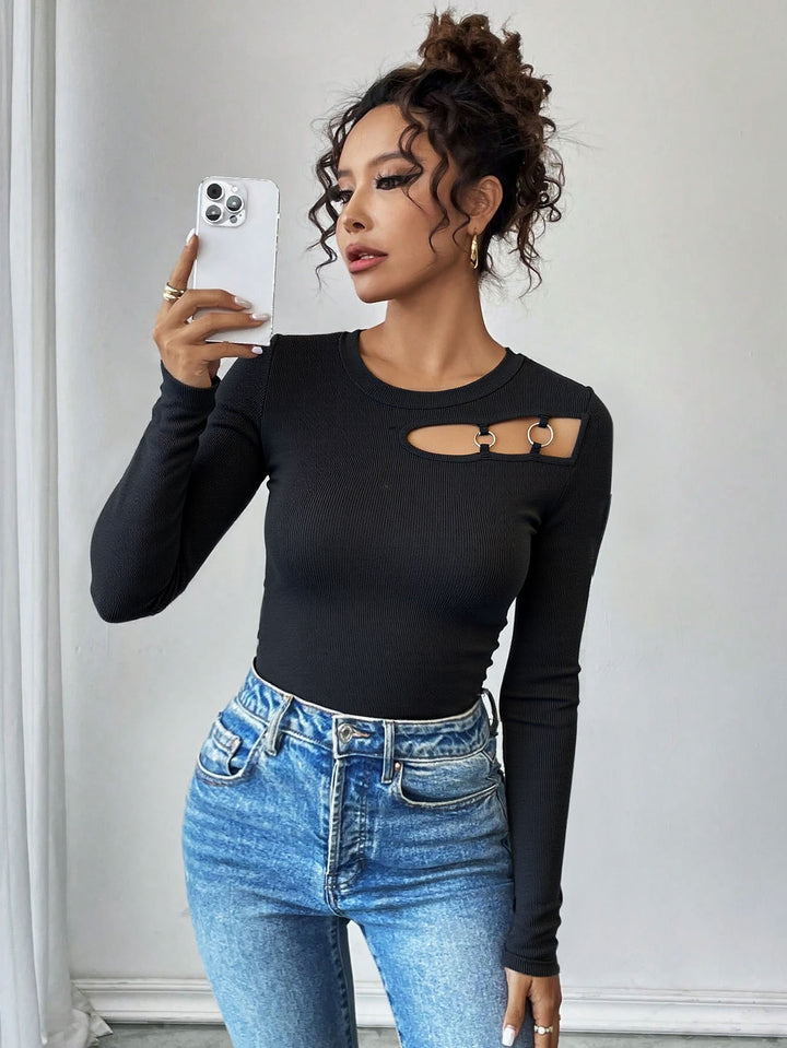 Damen Langarmshirt mit asymmetrischem Cut-Out-Design und modischen Ringdetails Drune