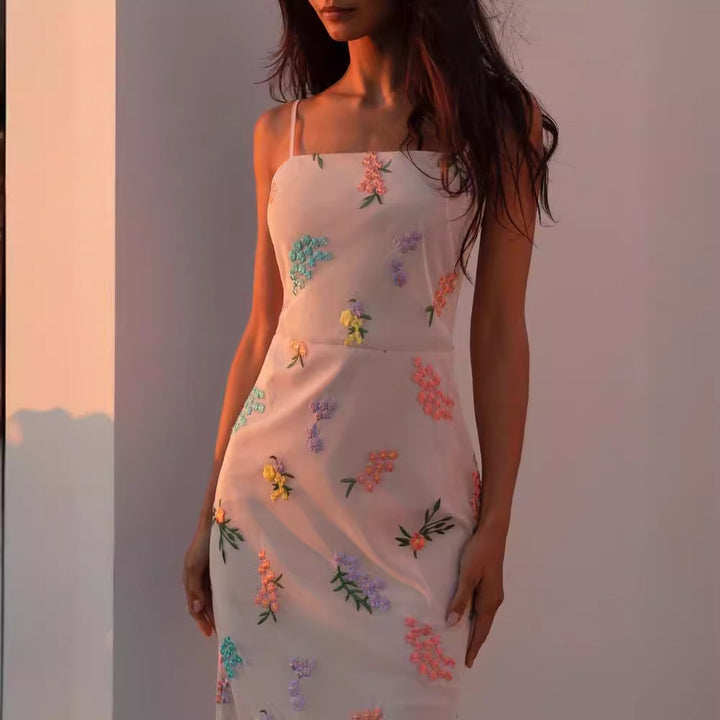 Damen Maxikleid mit floraler Handstickerei und zartem Trägerdesign Drune