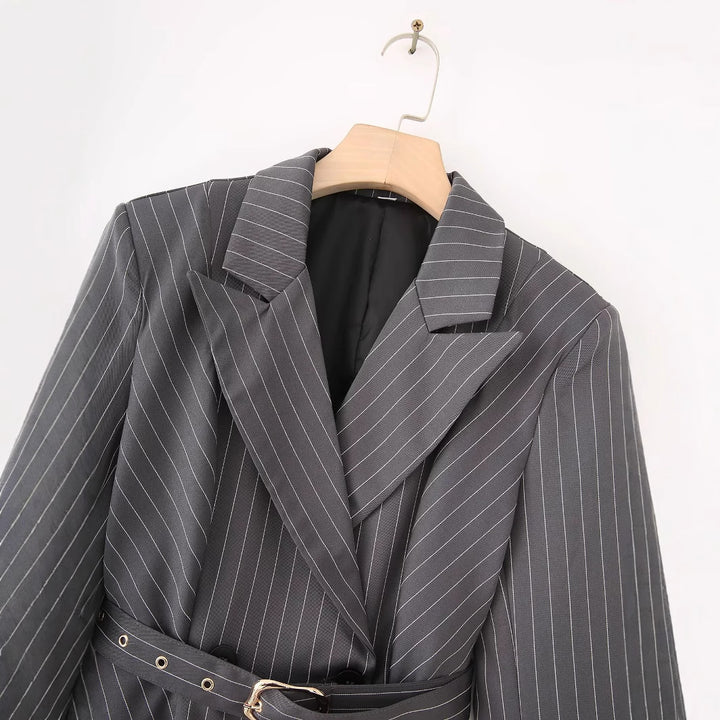 Damen gestreifte Blazerjacke mit definiertem Taillenschnitt und elegantem Gürtel Drune