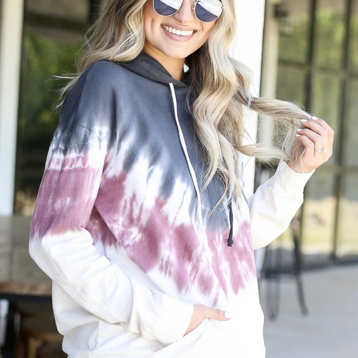 Damen Hoodie mit buntem Batikmuster und praktischer Kängurutasche Drune