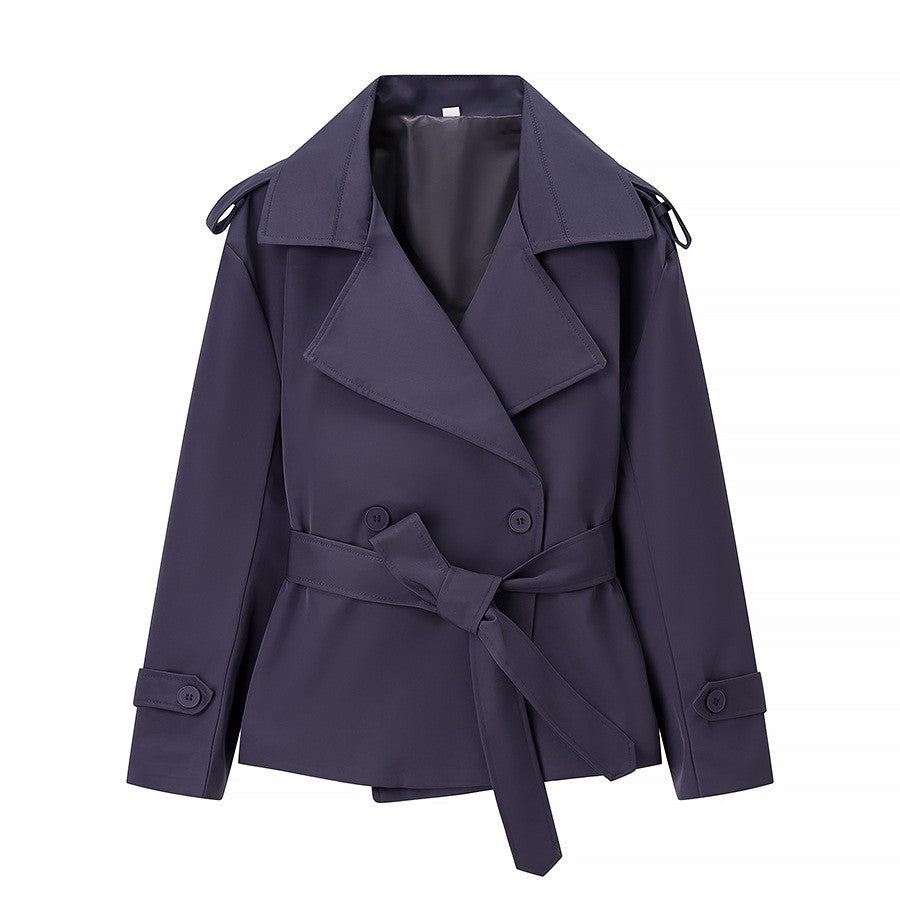 Damen nan kurzer taillierter Trenchcoat mit Bindegürtel, großem Revers und Manschettenriegel Drune