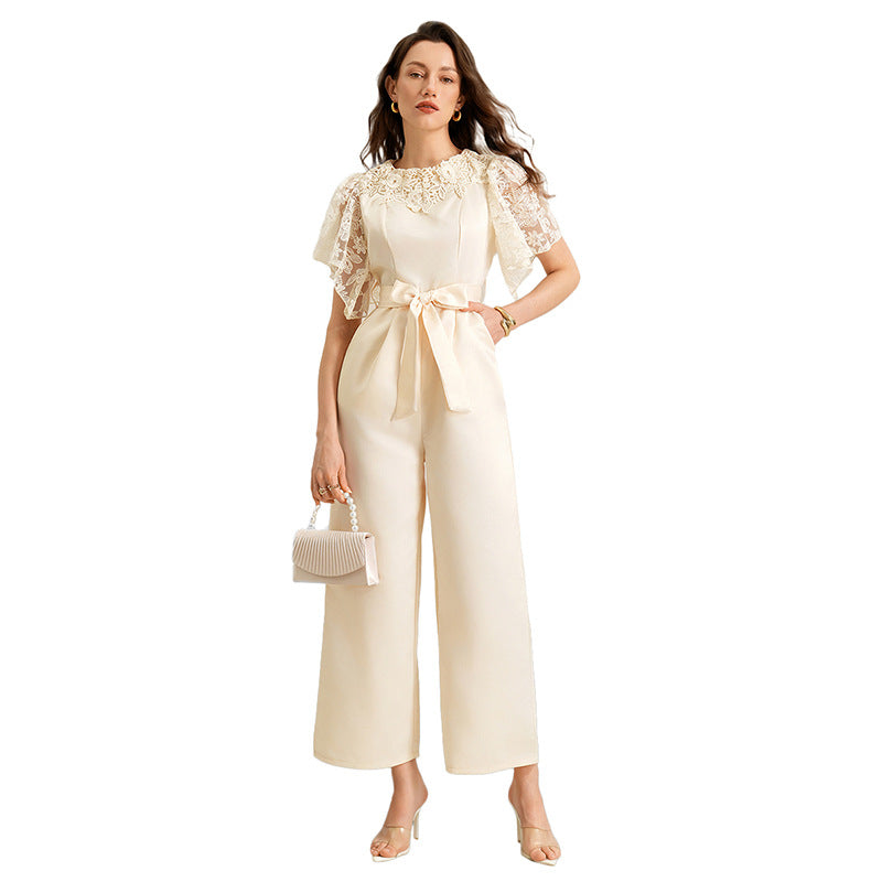 Damen Jumpsuit mit romantischem Spitzeneinsatz und Bindegürtel Drune
