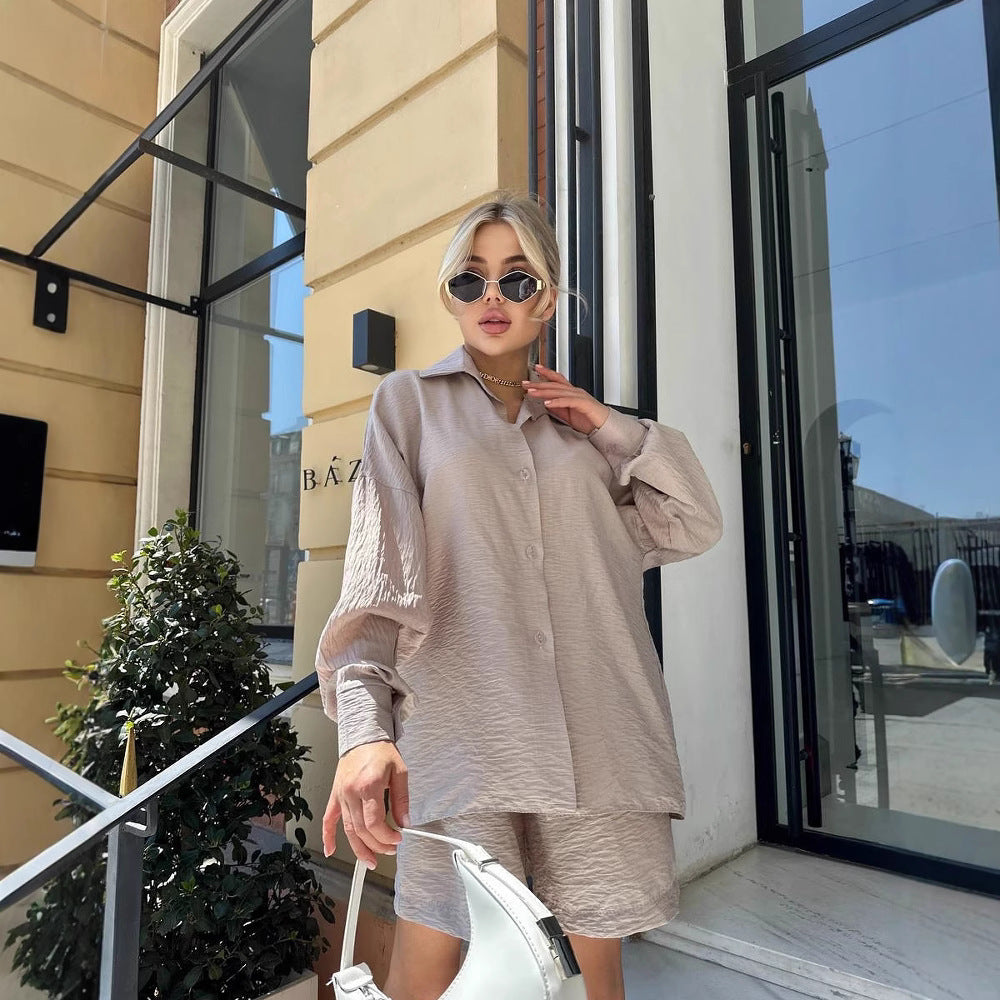 Damen lässiges Outfit mit lockerem Hemd und Shorts Drune