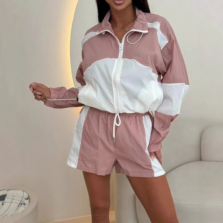 Damen sportlicher Zweiteiler mit winddichter Jacke und lässigen Shorts Drune