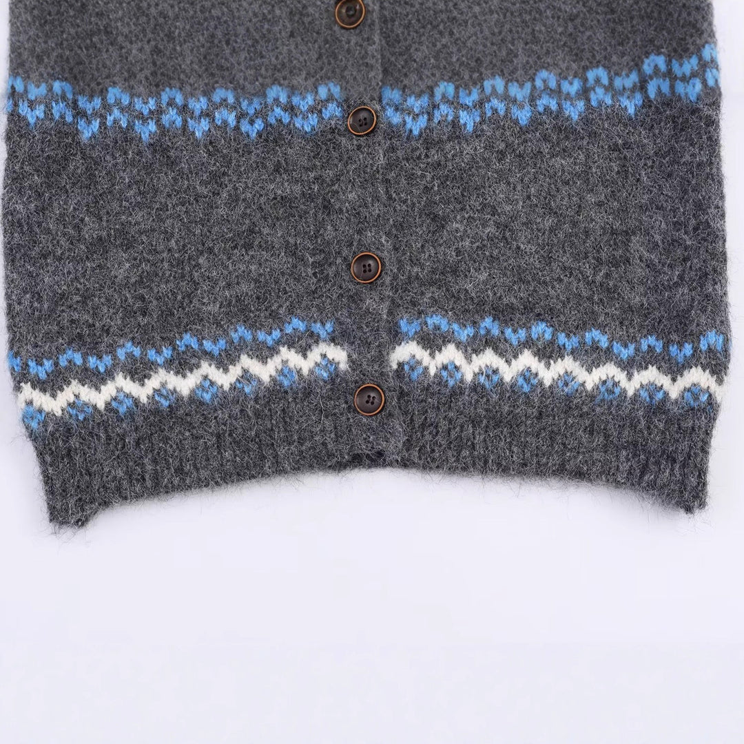 Damen Strickjacke mit traditionellem Muster und hochgeschlossenem Kragen Drune