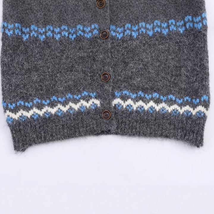 Damen Strickjacke mit traditionellem Muster und hochgeschlossenem Kragen Drune