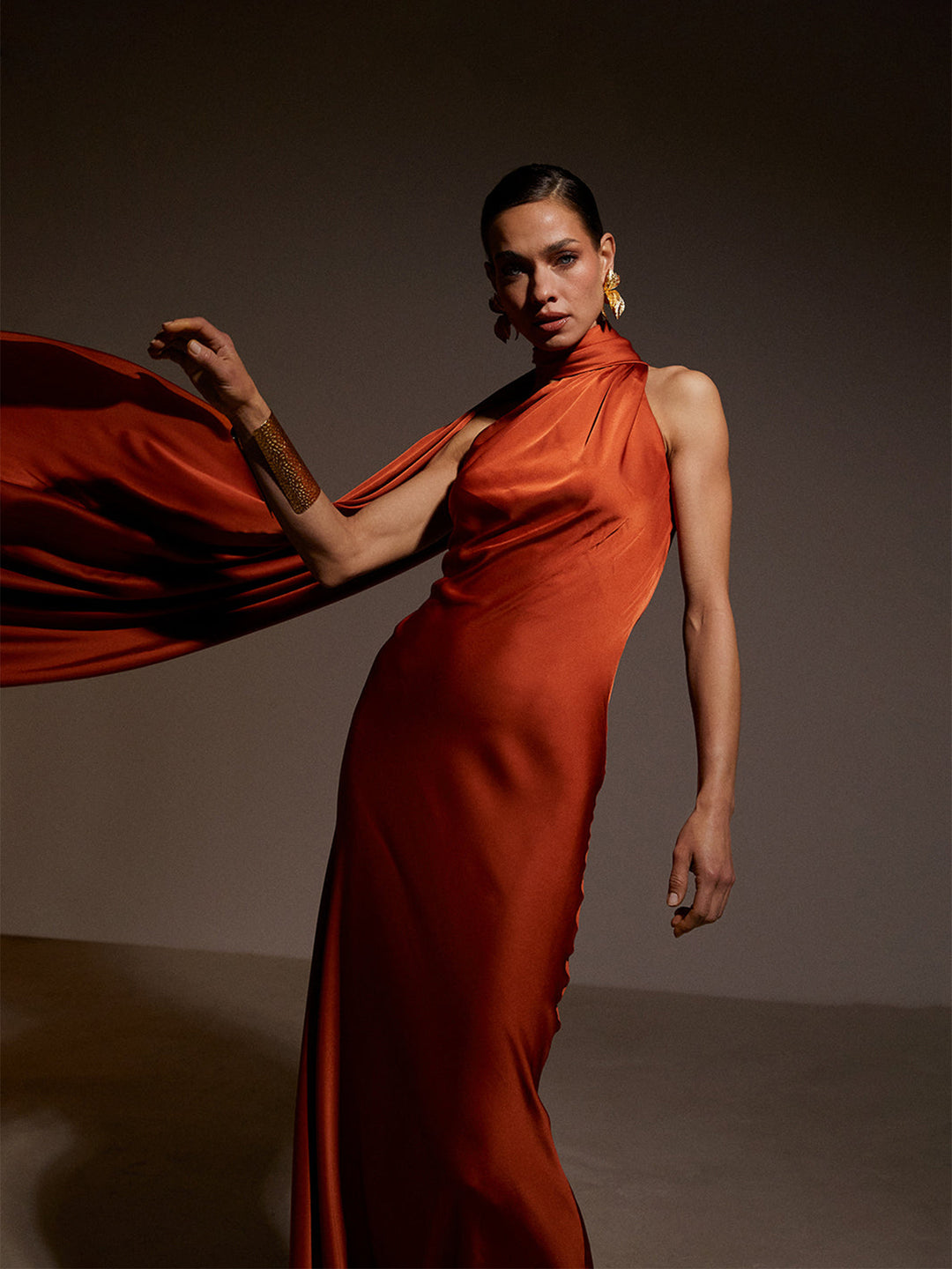 Damen Elegantes Abendkleid mit fließendem Design und schulterfreier Kapuze Drune