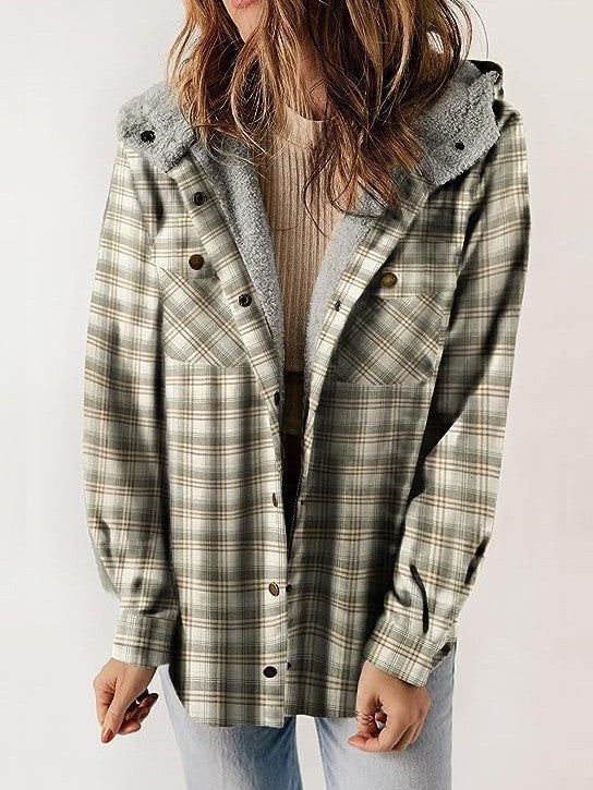 Drune | Damen Wolljacke – Relaxed Fit – Flauschig gefütterte Kapuze – Karo – Knopfverschluss Schichten