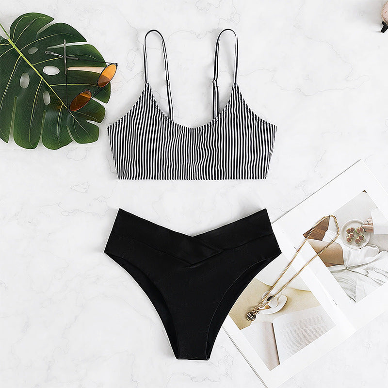 Damen Bikini-Set mit lässigem Streifenoberteil und hochgeschnittenem Slip Drune