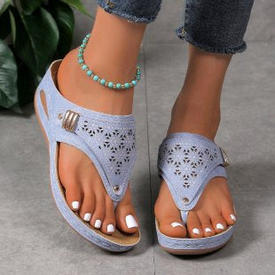 Damen nan bequeme Zehentrenner-Sandale mit ergonomischem Komfortfußbett und dekorativer Perforation Drune