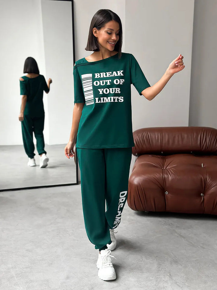 Damen Sportlicher Lounge-Anzug mit modischen Cut-Out-Ärmeln und Statement-Druck Drune