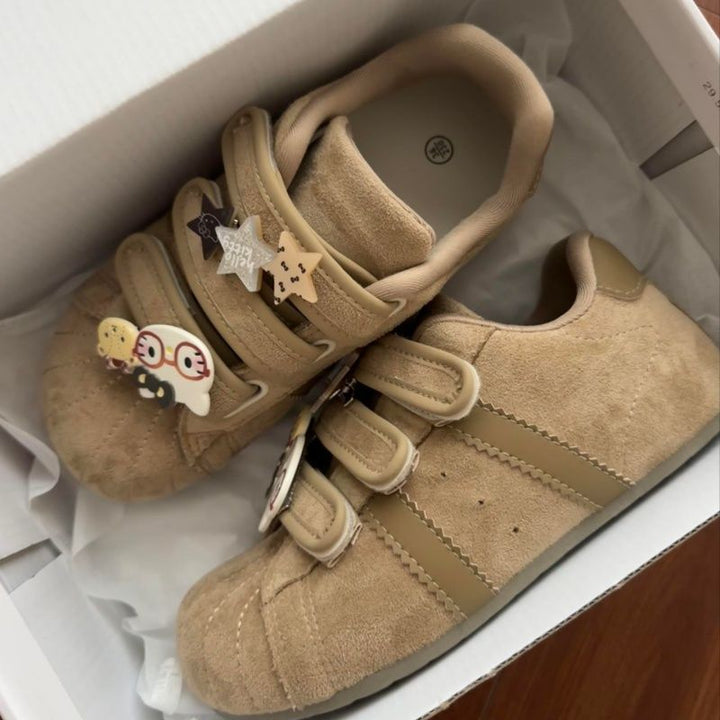 Damen Sneaker mit verstellbarem Klettverschluss und verspielten Applikationen Drune