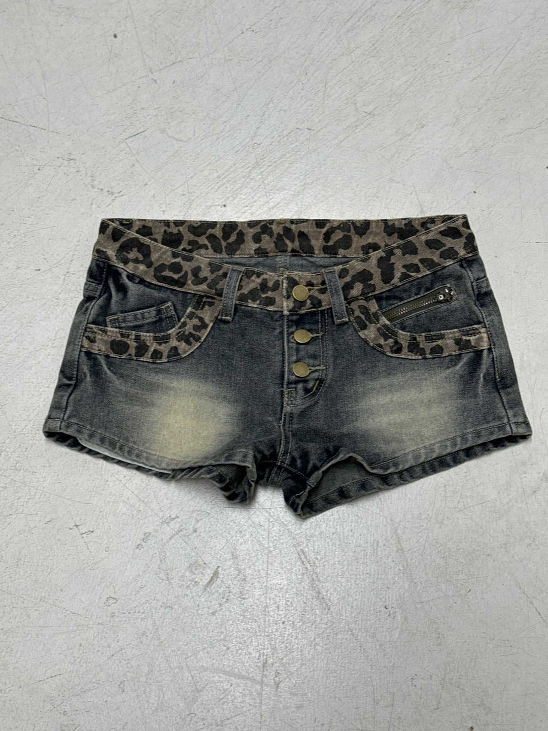 Damen Shorts im modischen Leopardenmuster mit dekorativen Knopfdetails Drune