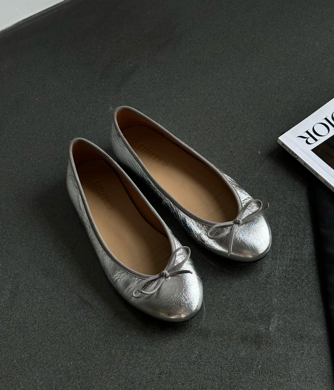 Damen Ballerina-Schuhe mit glänzender Oberfläche und verspieltem Schleifenakzent Drune