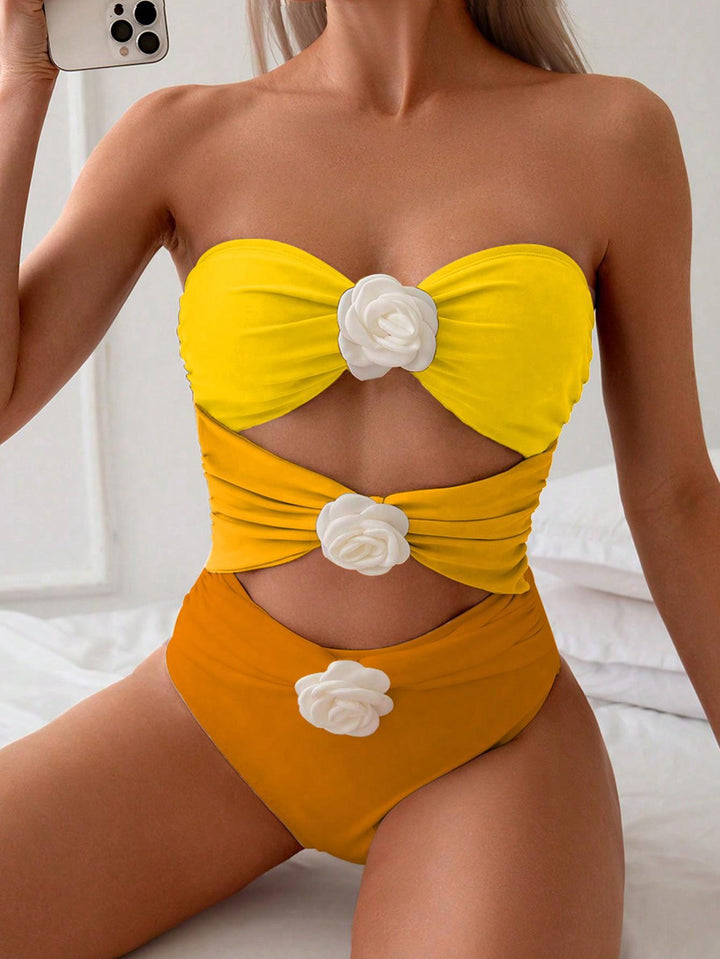 Damen Bandeau-Badeanzug mit eleganten Rüschen und floralen Akzenten Drune