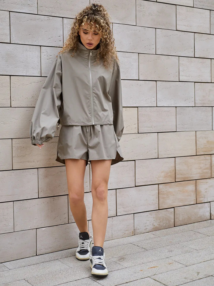 Damen modisches Sportset mit blousonartiger Jacke und lässigen Shorts Drune