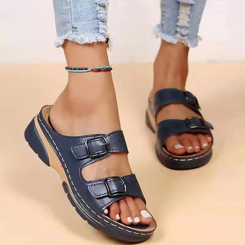 Damen nan Doppelriemen-Pantolette mit Laserperforation, verstellbaren Metallschnallen und gepolstertem Keilfußbett Drune