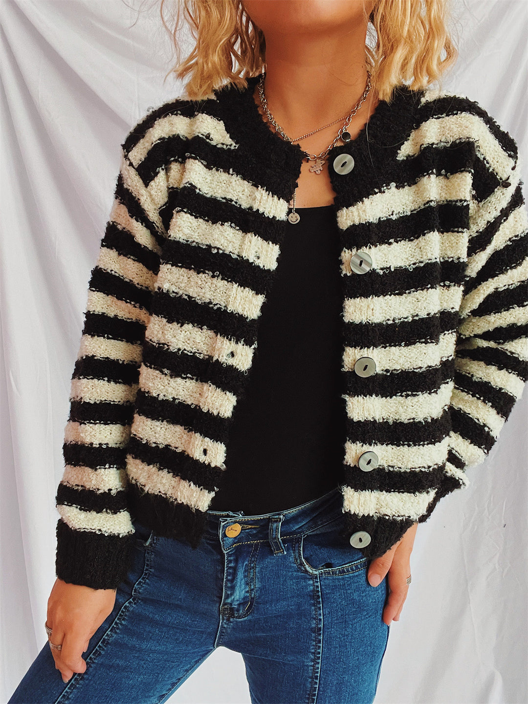 Damen kuschelige Strickjacke mit modernen Streifen und Knopfdetails Drune