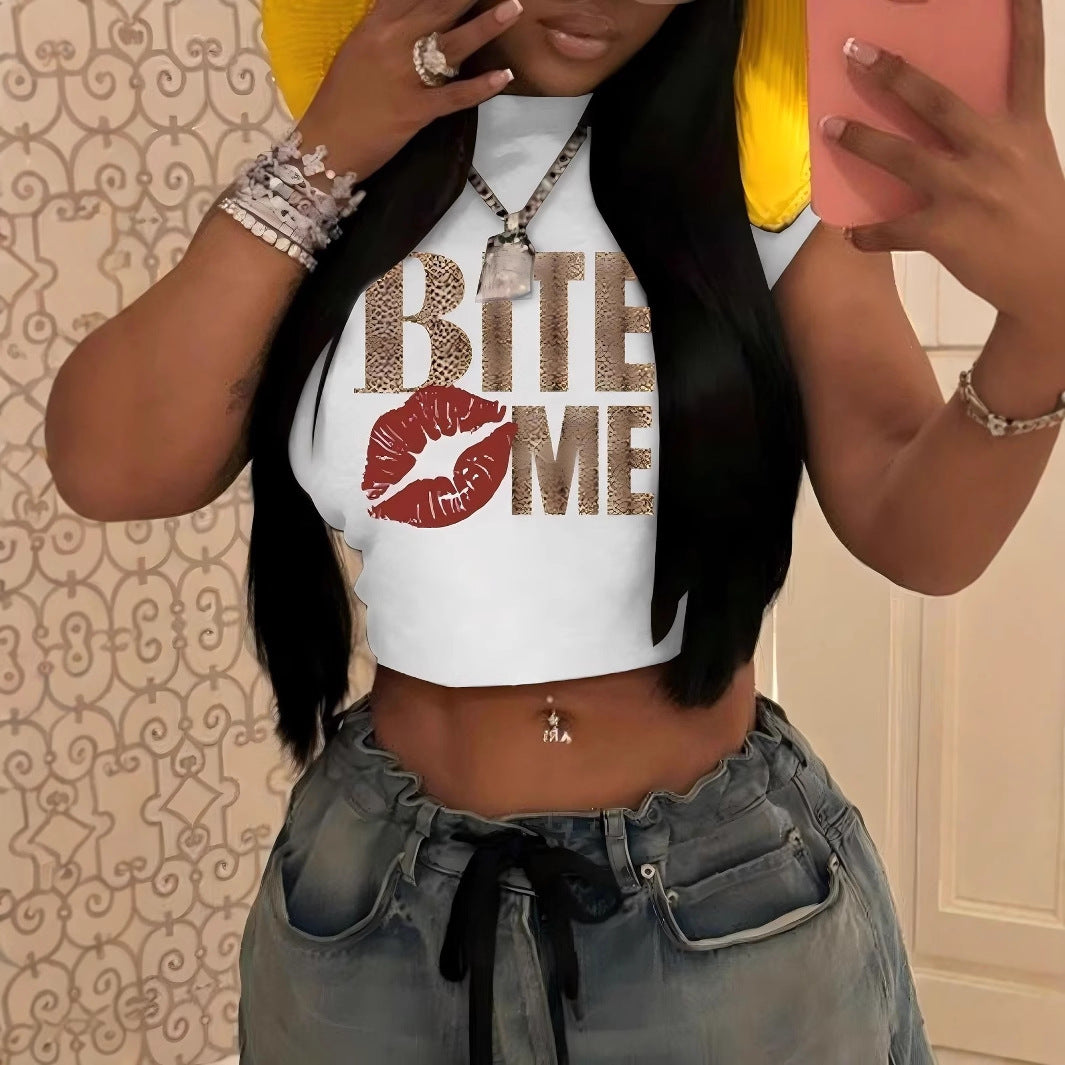 Damen Crop-Top mit glitzerndem Lippenmotiv und künstlerischem Schriftzug Drune