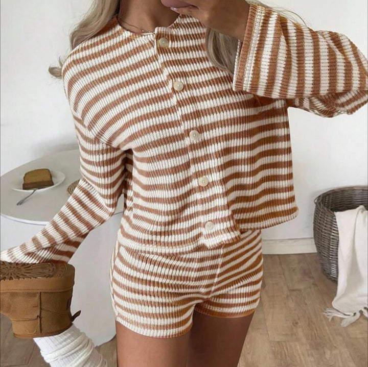 Damen nan feiner Rippstrick Zweiteiler mit kurzgeschnittenem Knopfcardigan und taillenhohen Shorts Drune