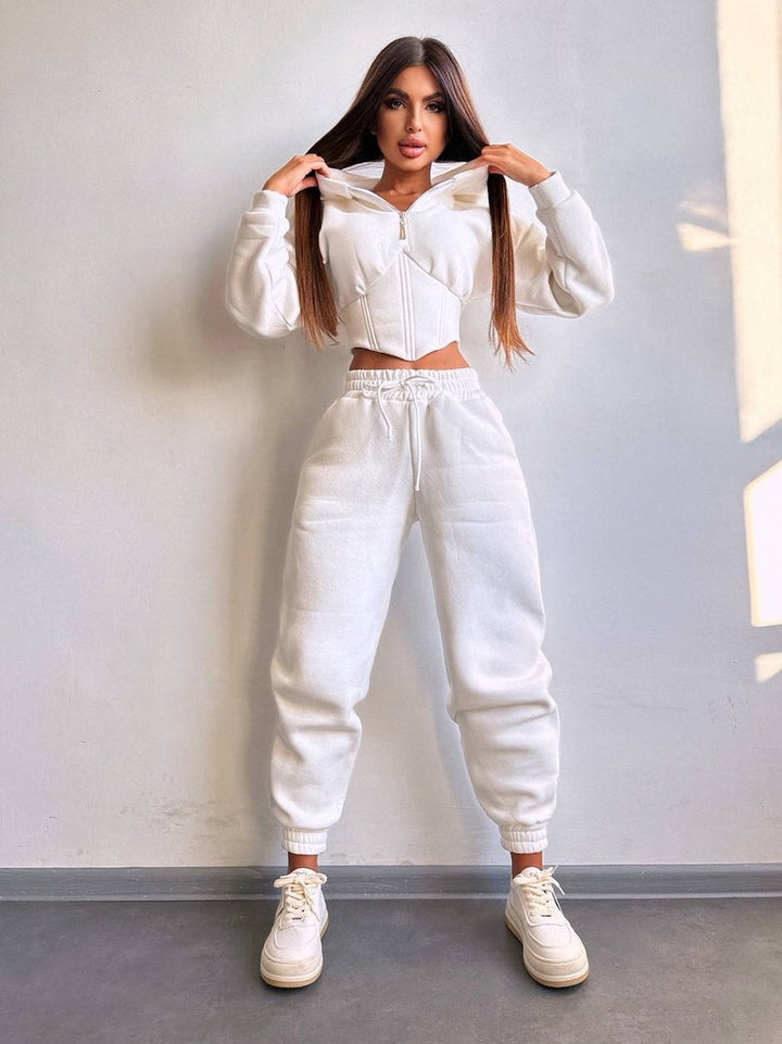 Damen Sportoutfit mit trendiger cropped Jacke und modischen Jogginghosen Drune