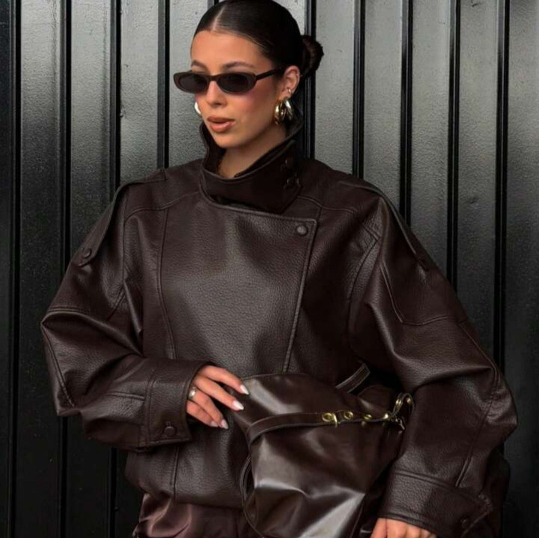 Damen nan oversized Bikerjacke Kunstlederoptik mit hohem Stehkragen, asymmetrischer Druckknopffront, Schulterriegeln und elastischem Saum Drune