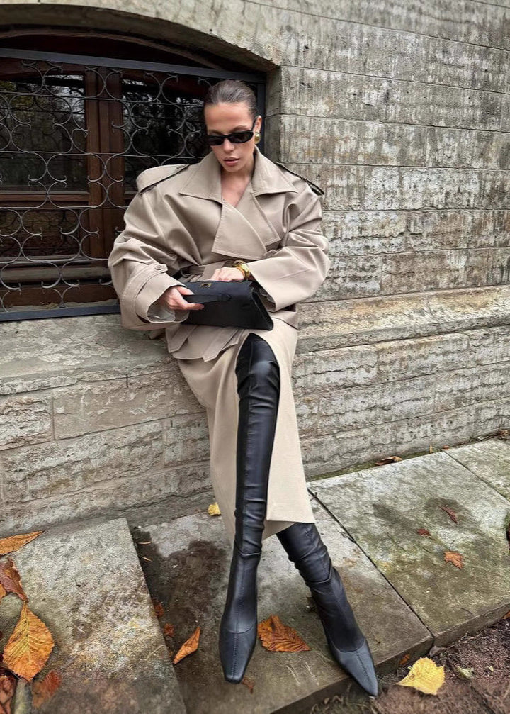 Drune | Gürtelter cropped Trenchcoat