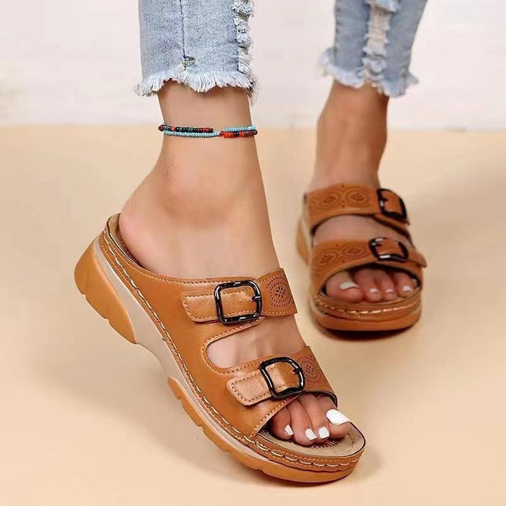 Damen nan Doppelriemen-Pantolette mit Laserperforation, verstellbaren Metallschnallen und gepolstertem Keilfußbett Drune