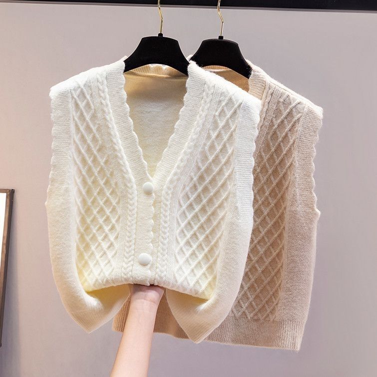 Damen Strickweste mit dekorativem Zopfmuster und Knopfdetails Drune