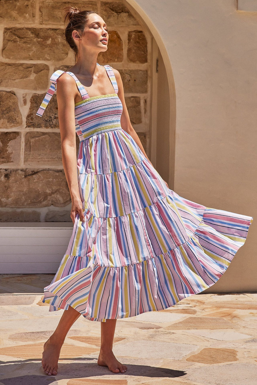 Damen Maxikleid mit schmeichelndem Smock-Oberteil und verspielten Trägern Drune
