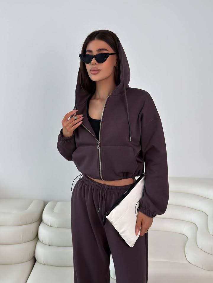 Damen modischer Hoodie mit kurzem Schnitt und passenden Jogginghosen Drune