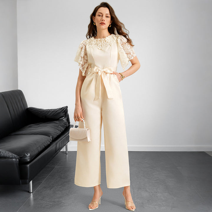 Damen Jumpsuit mit romantischem Spitzeneinsatz und Bindegürtel Drune