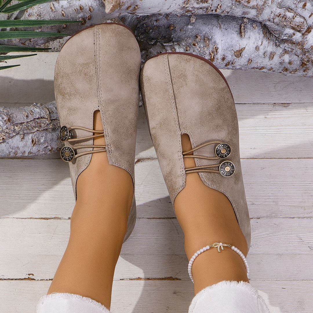 Damen  flache Slipper-Pantoletten aus Wildlederoptik mit elastischer Schnürung und dekorativem Zierknopf Drune