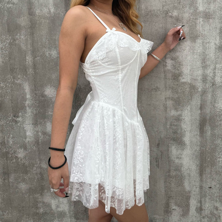 Damen Verspieltes Spitzenkleid mit Rüschendetails und figurbetonter Silhouette Drune
