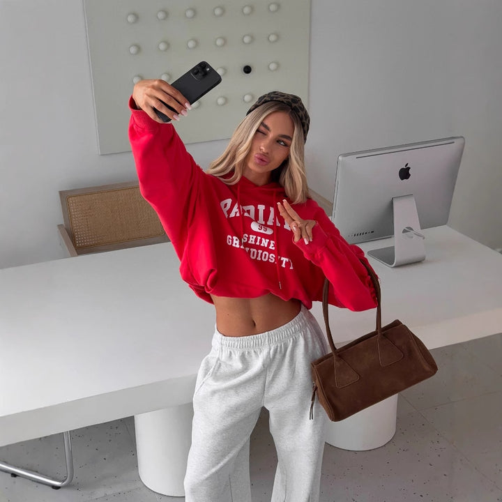 Damen cropped Kapuzenpullover mit kreativen Schnittdetails und großer Schriftzug Drune