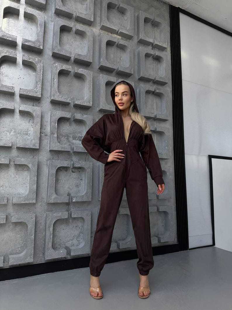 Damen Jumpsuit mit tiefem Ausschnitt und Kapuze Drune