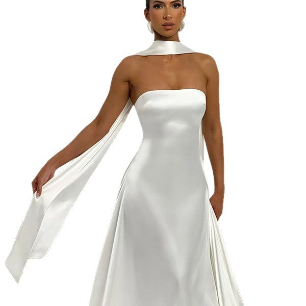 Damen Bandeau-Maxikleid mit schickem Halsschmuck und fließendem Satin Drune