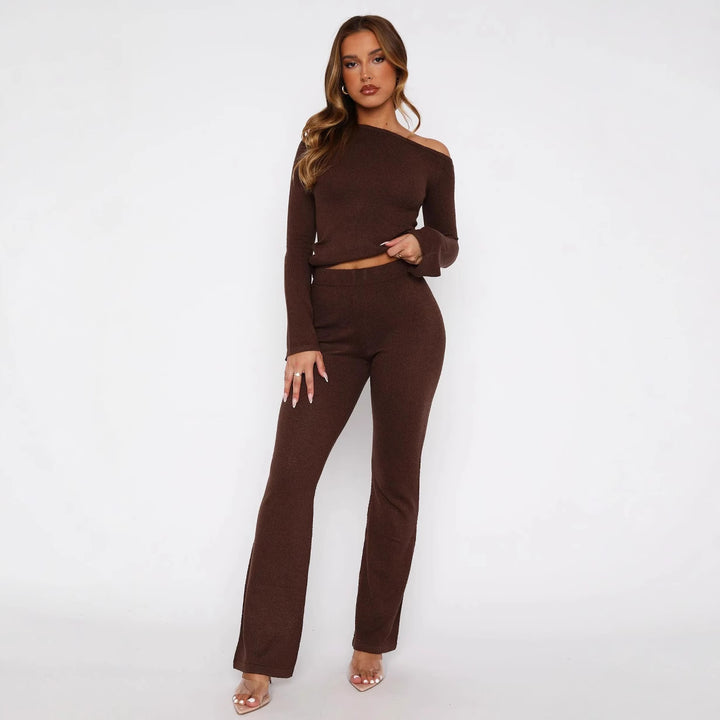Damen lässiges Strick-Set mit off-shoulder Oberteil und ausgestellten Hosen Drune