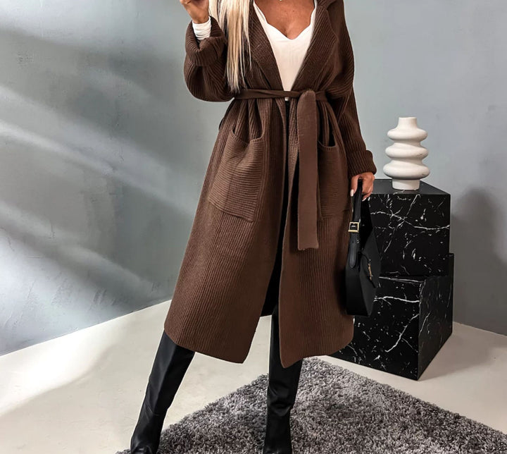 Damen Langstrickjacke mit praktischen Taschen und modischem Gürtel Drune