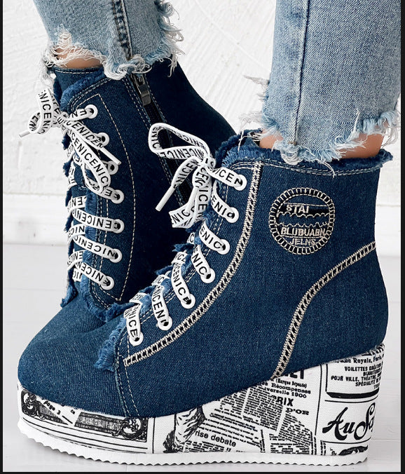Damen nan Denim-Keilstiefelette mit Plateausohle im Zeitungsprint, Fransenabschluss und seitlichem Reißverschluss Drune